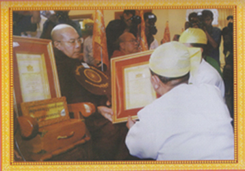 首都ネピドーで勲章授与されるニャーヌッタラ大長老