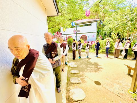 歩く瞑想で食堂へ淨心庵・瞑想堂正面