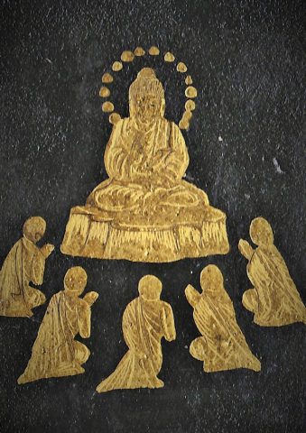 ブッダに成ったあと5人の比丘に
初転法輪経を説かれるー漆に金彩仏画―