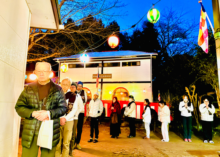 淨心庵法堂前を「歩く瞑想で食堂へ」