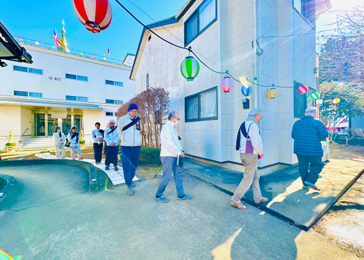 淨心庵戒壇から歩く瞑想で食堂へ